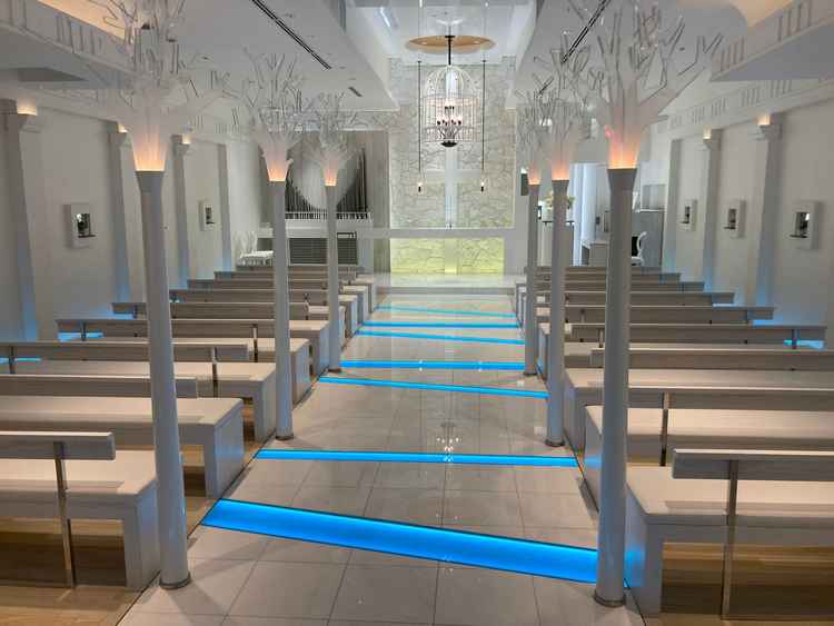 チャペルでの模擬挙式の写真。白色が基調となっており、華やかさがあり、高級感もある備挙式場でした。