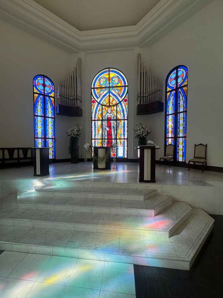 ステンドグラスの光がきれいで、明るく落ち着いた雰囲気のチャペルでした。