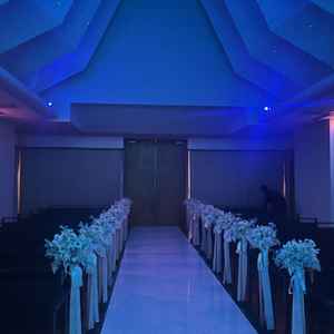 チャペルでは、青色のライトが幻想的で、まるで海の中から星空を眺めているような空間へと変化して素敵です