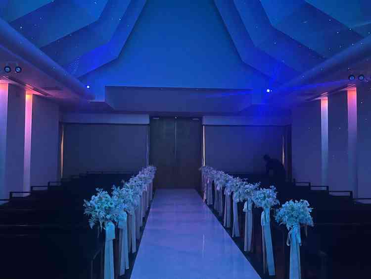 チャペルでは、青色のライトが幻想的で、まるで海の中から星空を眺めているような空間へと変化して素敵です