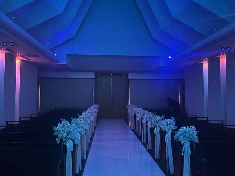 チャペルでは、青色のライトが幻想的で、まるで海の中から星空を眺めているような空間へと変化して素敵です
