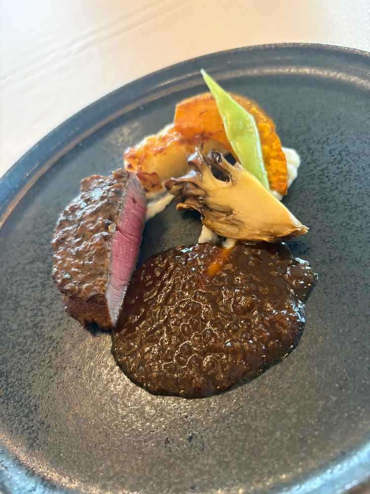 試食のメインの肉料理。試食は全部で3品で、食べ終わった頃に料理長が挨拶に来てくれた。