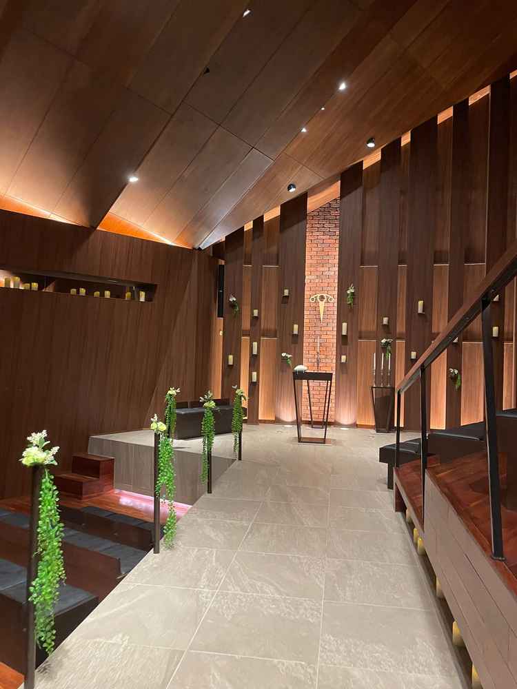 茶色が基調のチャペル内