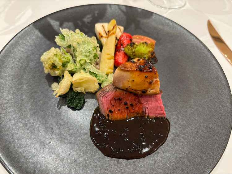 レアが苦手な人でもおいしく食べれる最高のクオリティ。野菜も大変おいしく、満足度が高い素敵な一品