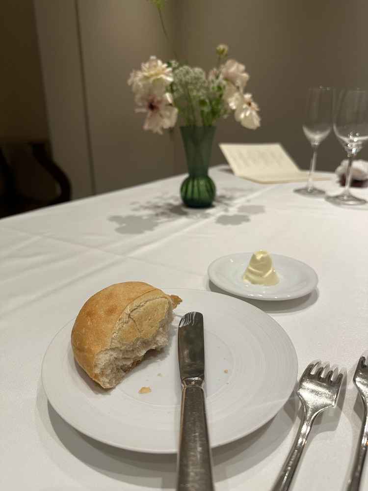 食べかけですが、パンが今まで食べた中で1番美味しい。。。美味しいです。。。