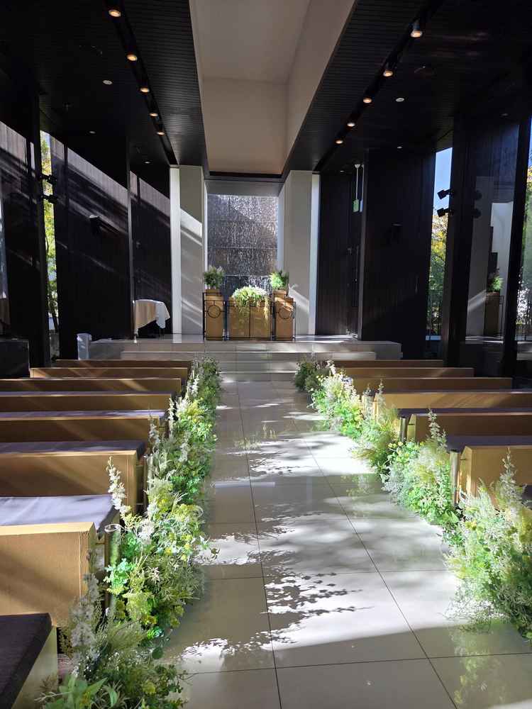 チャペルは両方が硝子の窓になっていて自然の明かりが入り、写真も綺麗に撮ることができます。