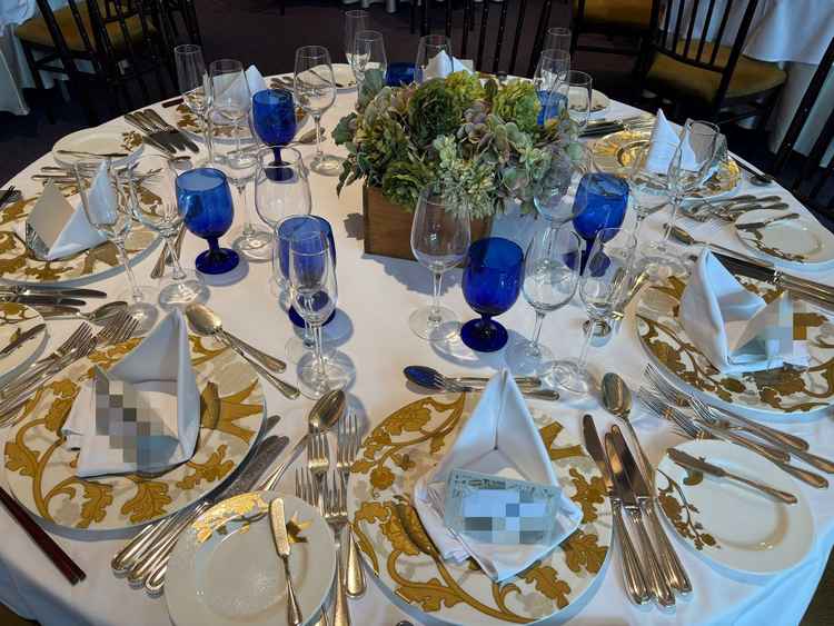 宴会場のテーブルコーディネート。テーブル装花も相談でき、素敵なセッティングができそう。