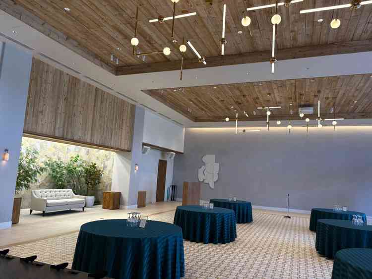 ライトが特徴的な素敵な披露宴会場