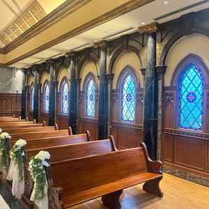 チャペルの横の窓もステンドグラスになっていました。