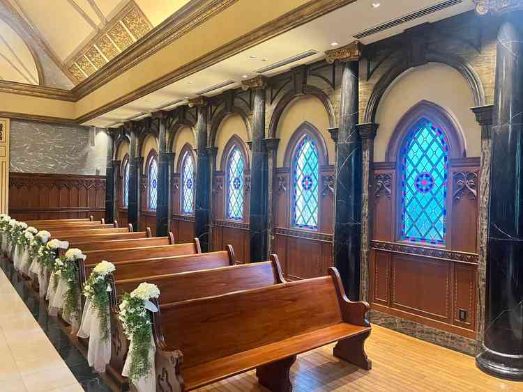 チャペルの横の窓もステンドグラスになっていました。