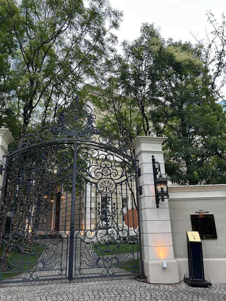 会場の入り口は、ヨーロッパのような、日本ではない非現実的な雰囲気に魅了されました。