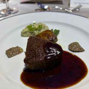 試食会の写真です。牛フィレ肉のメインは豪華でした。