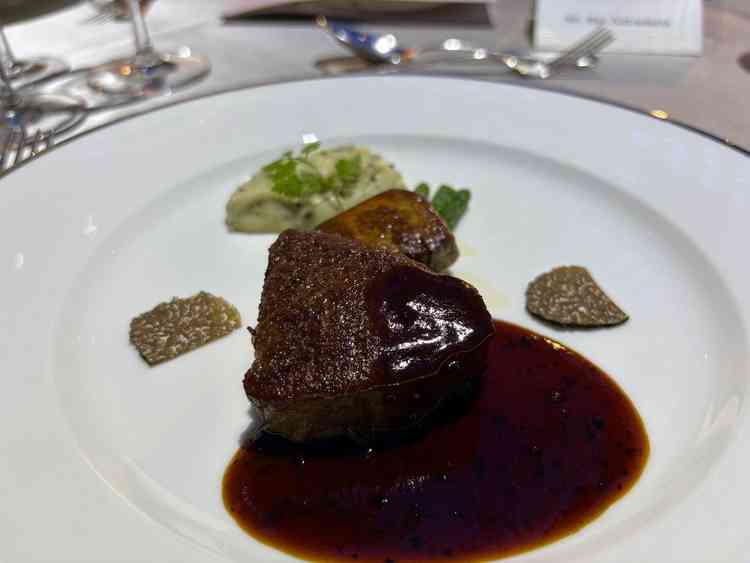 試食会の写真です。牛フィレ肉のメインは豪華でした。