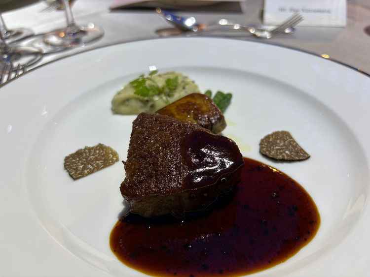 試食会の写真です。牛フィレ肉のメインは豪華でした。