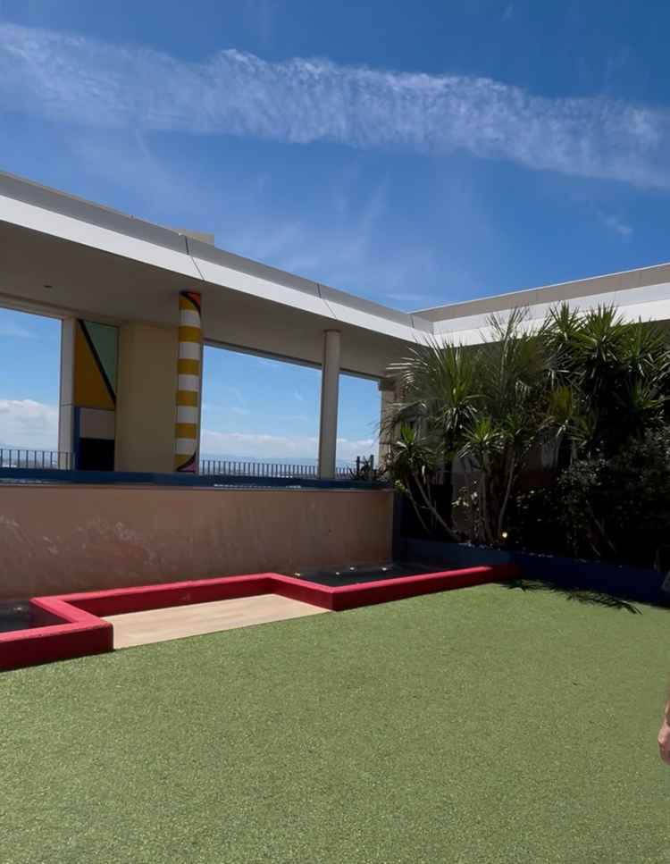 中庭？ユニバっぽい作りのように赤色が入ってる