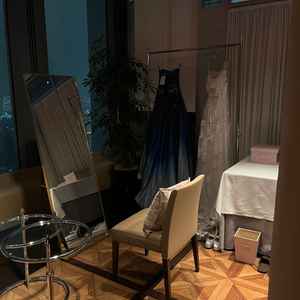 控室の様子。カーテンで仕切るため準備しながらお話ができる。