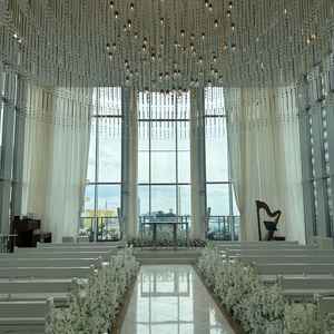 天空のチャペル。天井が高く1122本のシャンデリアが圧巻。退場時にフェザーシャワーがあるそうです。