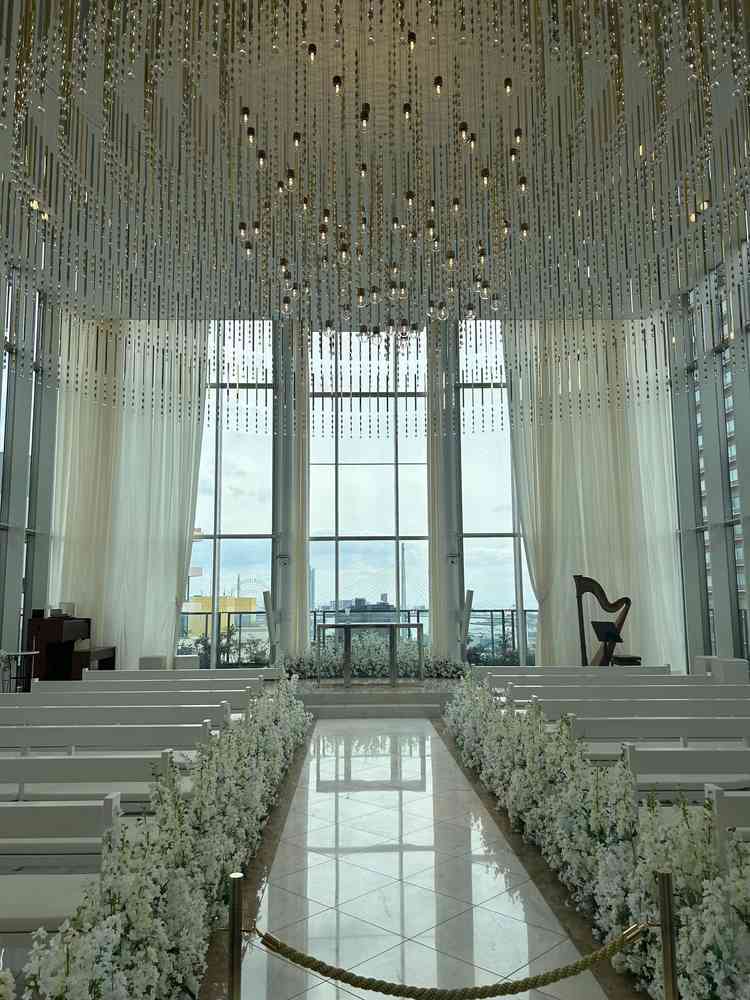 天空のチャペル。天井が高く1122本のシャンデリアが圧巻。退場時にフェザーシャワーがあるそうです。