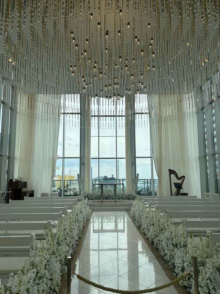 天空のチャペル。天井が高く1122本のシャンデリアが圧巻。退場時にフェザーシャワーがあるそうです。