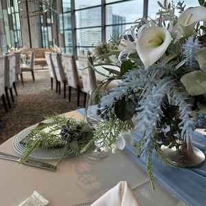 2つ目の披露宴会場はチャペルの真下なので景色がとてもよく見えて開放的だった。テーブルウェアもおしゃれ