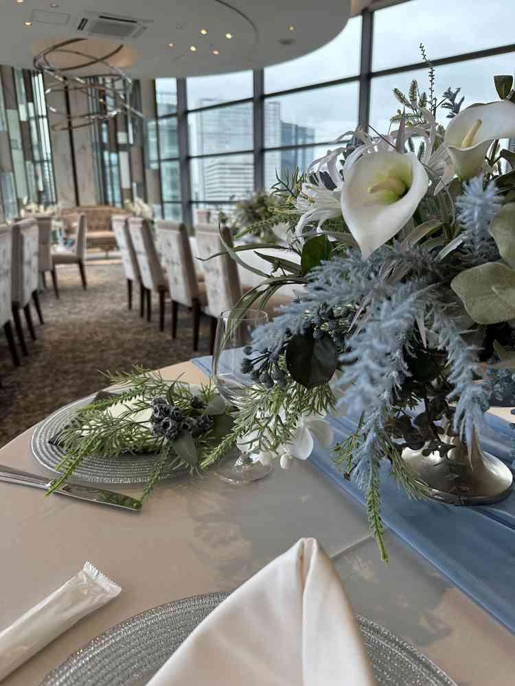 2つ目の披露宴会場はチャペルの真下なので景色がとてもよく見えて開放的だった。テーブルウェアもおしゃれ