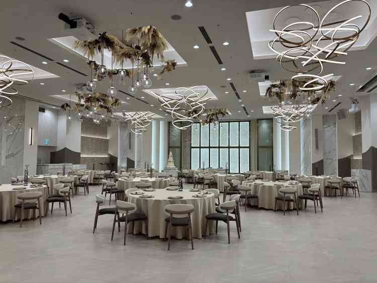 1つ目に見学した宴会場。広く、様々な演出が考えられそう。