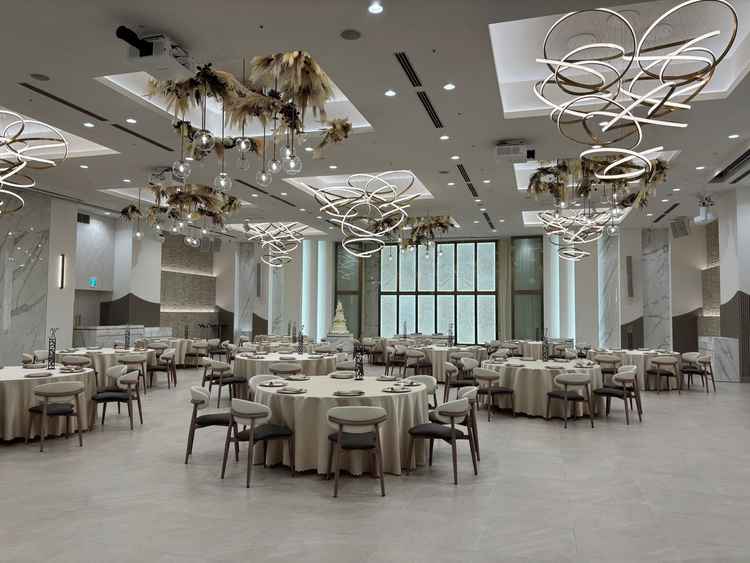 1つ目に見学した宴会場。広く、様々な演出が考えられそう。