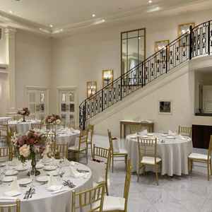 披露宴会場。登場の仕方が三パターンあるとのこと。写真は階段から降りてくる例