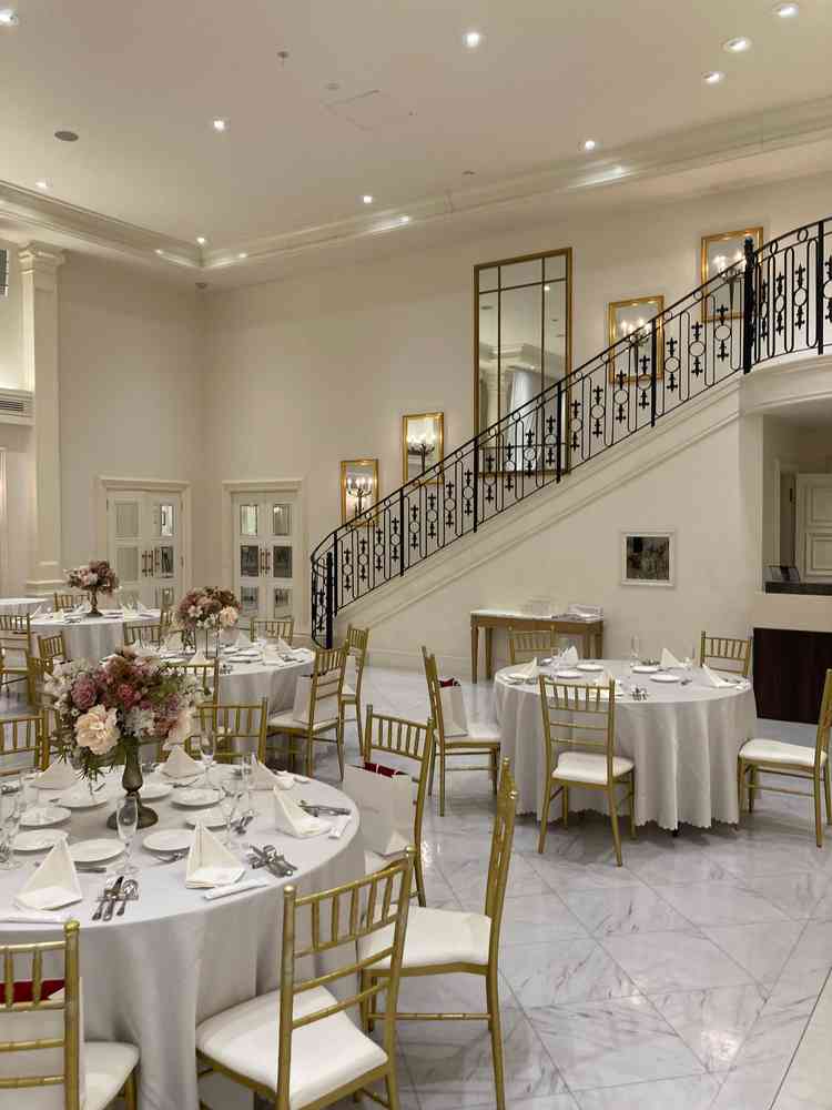 披露宴会場。登場の仕方が三パターンあるとのこと。写真は階段から降りてくる例