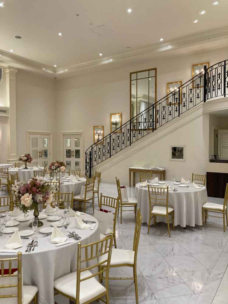 披露宴会場。登場の仕方が三パターンあるとのこと。写真は階段から降りてくる例