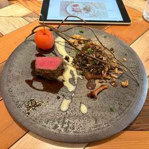 お料理はお皿の温度までこだわりがあり、面白さを感じた。伝統的なというよりは、現代的なイメージが近い。