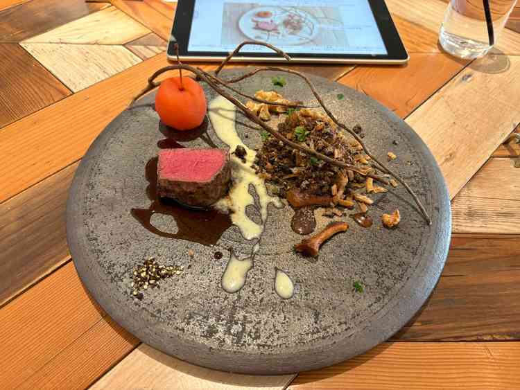 お料理はお皿の温度までこだわりがあり、面白さを感じた。伝統的なというよりは、現代的なイメージが近い。