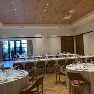 披露宴会場です。木目調で落ち着いた雰囲気でした。内装は26年秋にリニューアル予定です。