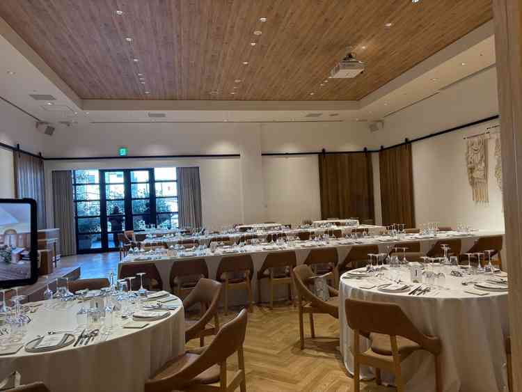 披露宴会場です。木目調で落ち着いた雰囲気でした。内装は26年秋にリニューアル予定です。