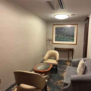 披露宴前の新郎新婦控え室。落ち着いた雰囲気で、リラックスして気持ちを整えられそう。