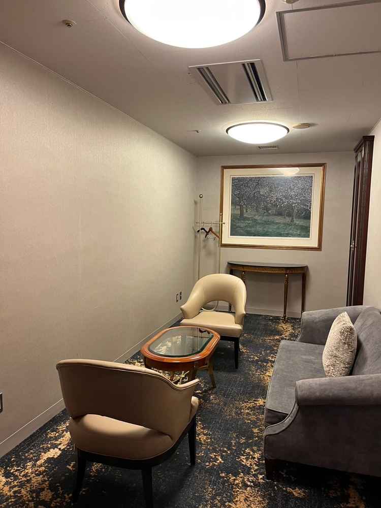 披露宴前の新郎新婦控え室。落ち着いた雰囲気で、リラックスして気持ちを整えられそう。