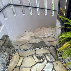 挙式会場と披露宴会場を繋ぐ螺旋階段の写真。