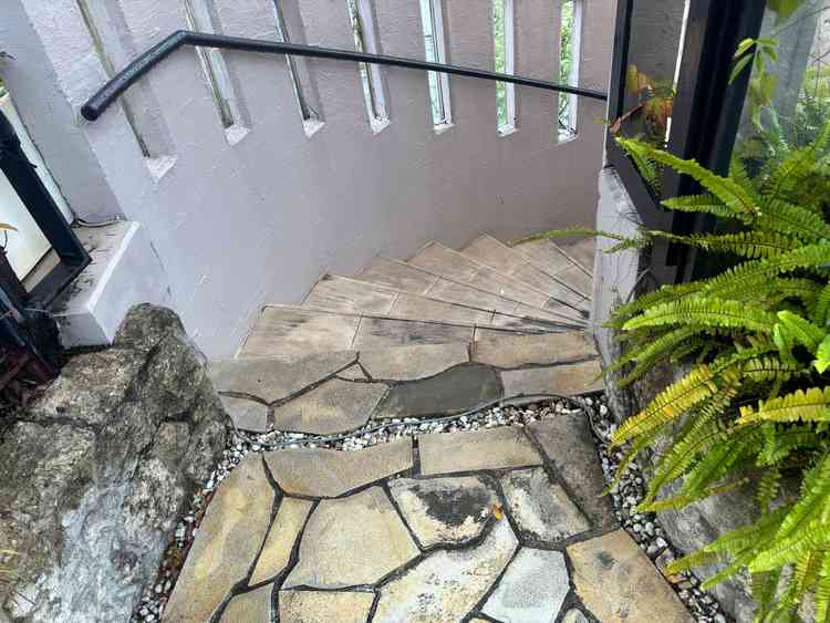 挙式会場と披露宴会場を繋ぐ螺旋階段の写真。