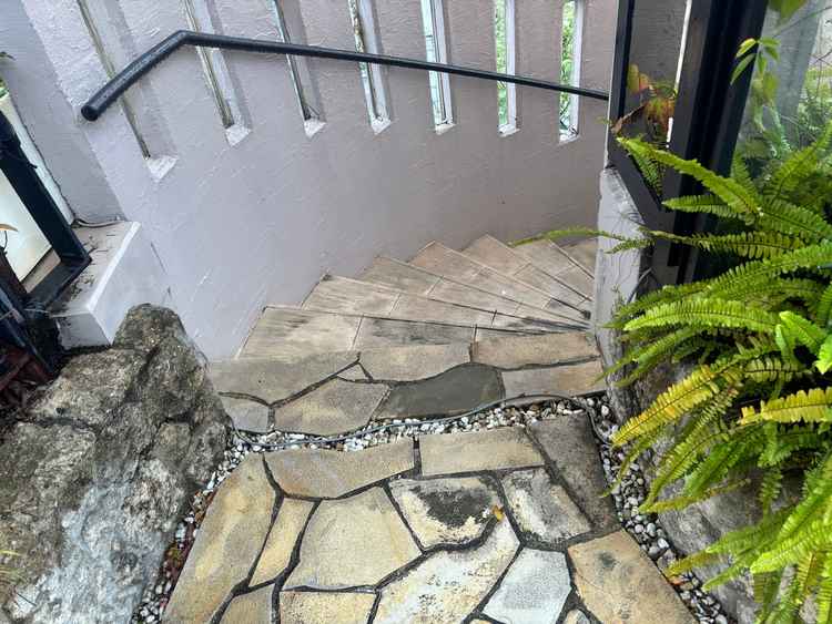 挙式会場と披露宴会場を繋ぐ螺旋階段の写真。