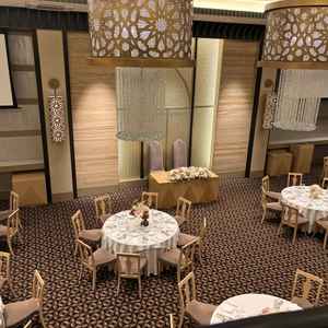 階段上から見た披露宴会場。この階段は演出にも使える上、カメラマンがここから全体の撮影もしてくれるそう