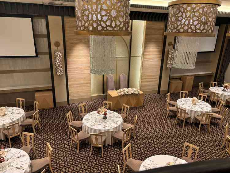 階段上から見た披露宴会場。この階段は演出にも使える上、カメラマンがここから全体の撮影もしてくれるそう