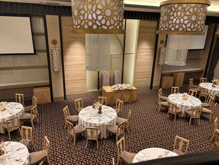 階段上から見た披露宴会場。この階段は演出にも使える上、カメラマンがここから全体の撮影もしてくれるそう