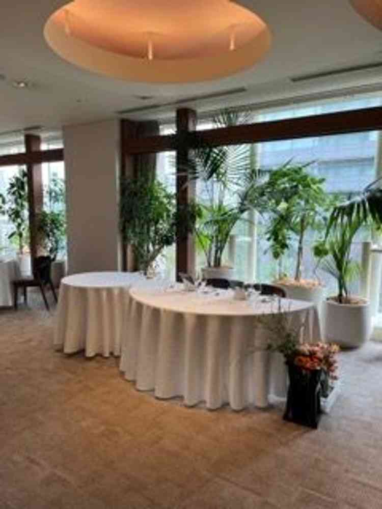 20名程度の親族婚に合わせた披露宴会場で、円卓形式でも一本机形式でも対応可能でした