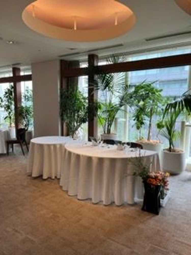 20名程度の親族婚に合わせた披露宴会場で、円卓形式でも一本机形式でも対応可能でした