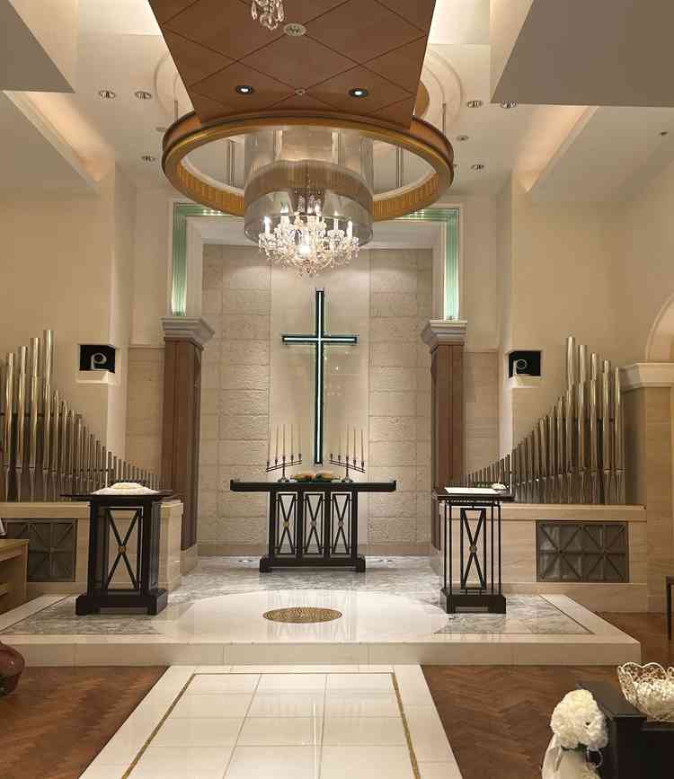 式場のプリンチパーレ。窓が無いので天候に左右されないところがお気に入りです。シャンデリアが綺麗でした