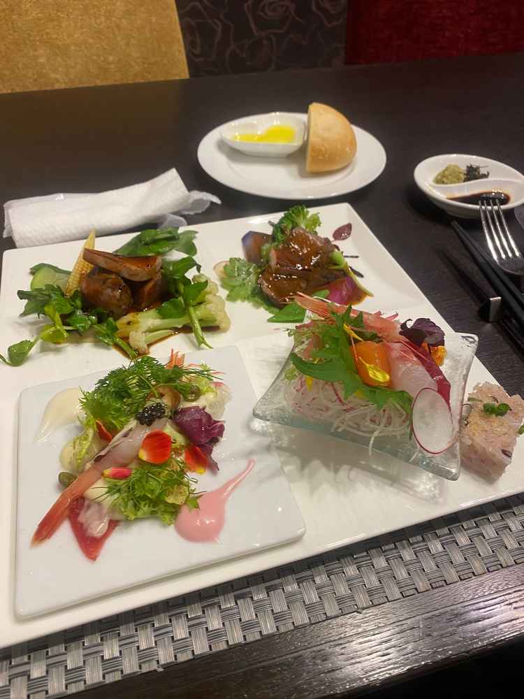 料理は和と洋の2種類で、どちらも普通に美味しかったです。