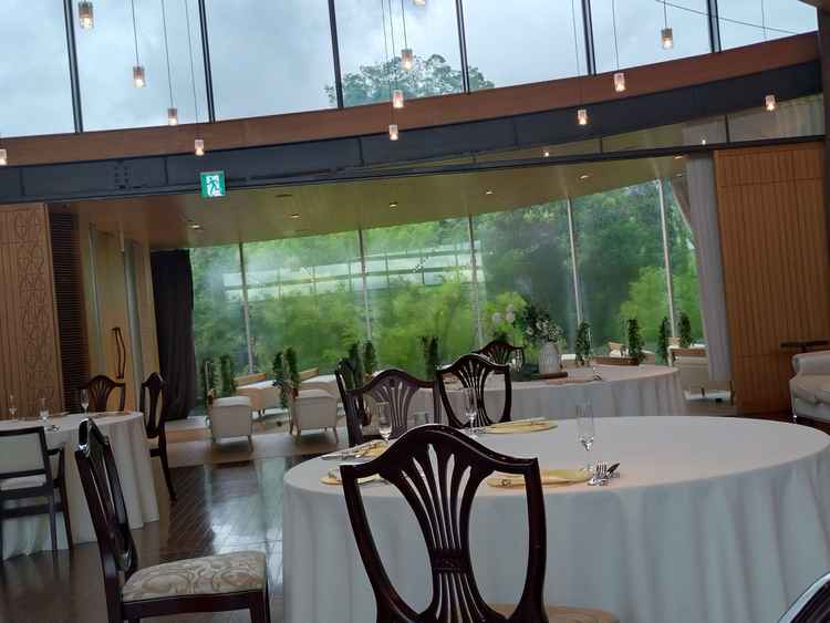 扉を開放すると披露宴会場と式場がつながり、外を見ることができる。