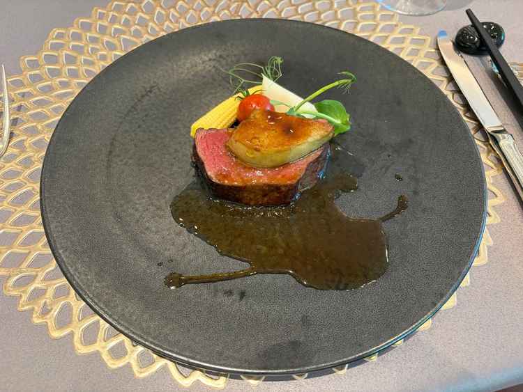 試食でいただいたお料理です。お肉の上にはフォアグラです。絶品の一言でした。ソースも香りが良かったです