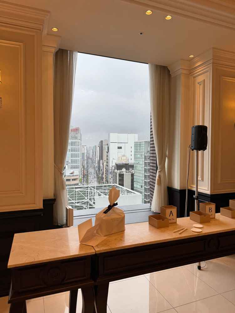 大きな窓から銀座の街並みを望める受付スペース。上品で落ち着いた雰囲気があります。