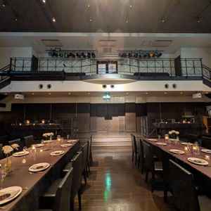 二つ目の披露宴会場の写真。シックな大人の雰囲気でスクリーンが大きいのが印象的でした。